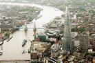 <p>The Shard (Шард) в Лондон е интересната кула, която се издига непосредствено до Tower Bridge. Небостъргачът предизвика сблъсък на мнения относно архитектурата си, дали там е мястото на подобна съвременна мегаломанска постройка. Защитниците на проекта подкрепят тезата, чв този район ще се превърне в развит бизнес център с модернистични постройки.</p>
<p>The Shard e висок 232 метра, обхваща 55 000 РЗП и е от смесен тип. Има офис, резиденшъл част и хотелска част (Шангри Ла Хотел със 200 стаи), летни и зимни градини. В сградата има десетина суперлуксозни апартамента оценени на над 50 милиона паунда.<br /><br />Всеки посетител може да се наслади на панорамен поглед над цял Лондон от върха на кулата срещу "скромна" такса от 20-30 паунда.</p>