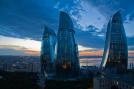 <p>Приказните кули на Азербайджан. Харесват ли ви ? Високи са 190 метра, а стойността на комплекса възлиза на 350 милиона долара. Строителството започва през 2007 година , а обектът е официално открит 2012 г. Фасадата на кулите променя цвета си посредством 10 000 високо технологични LED лампи.</p>